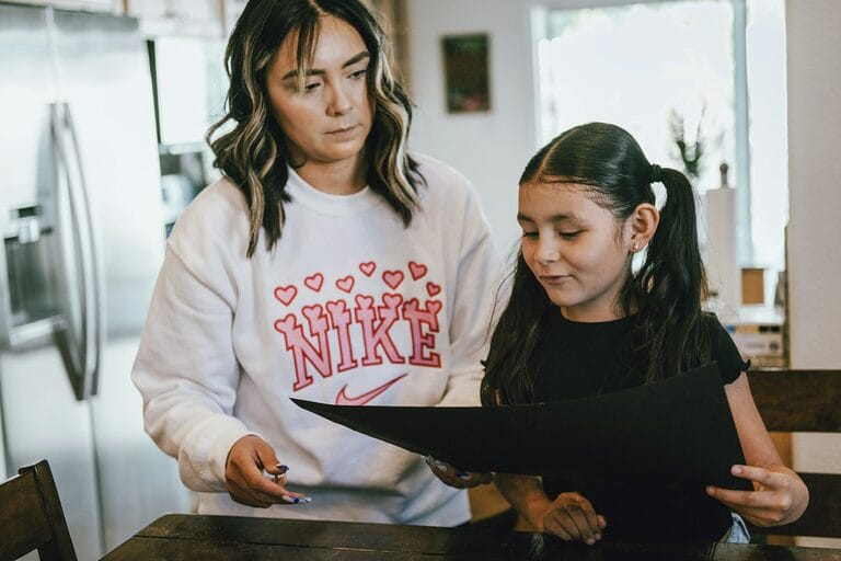 A solo mother and her young daughter. Under RA 8972, as amended by RA 11861, a parent raising a child alone can apply for a Solo Parent ID (SPIC) to access flexible work scheduling and paid parental leave.
